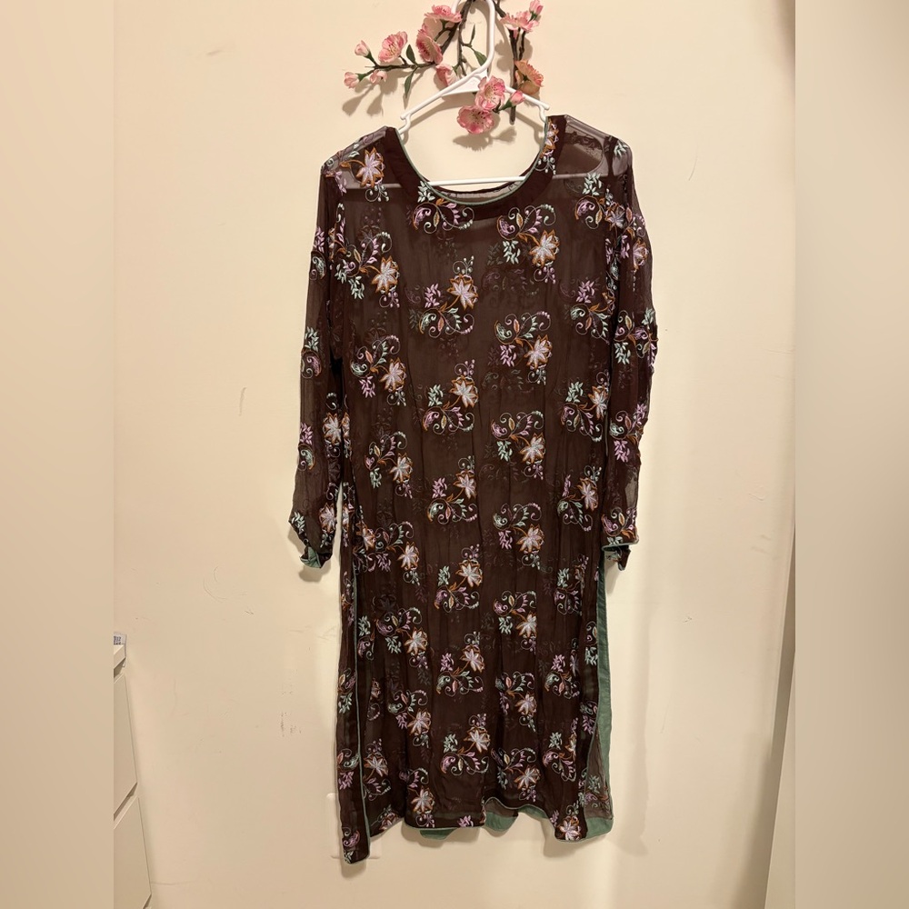 4 piece beautiful set.  Shirt duppata pants and slip